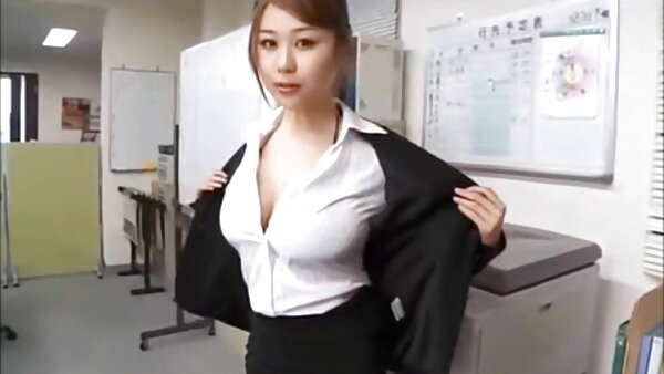 Пленот долга коса нимфата со задоволство го вози долгиот кур на нејзиниот пријател