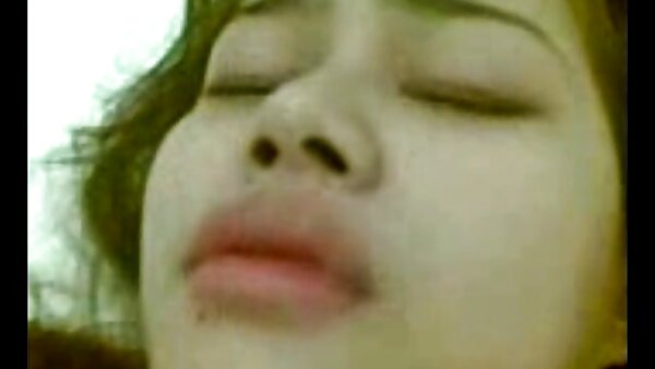 Чувствувајќи се на русокосото бебе, ја боцка со прстите