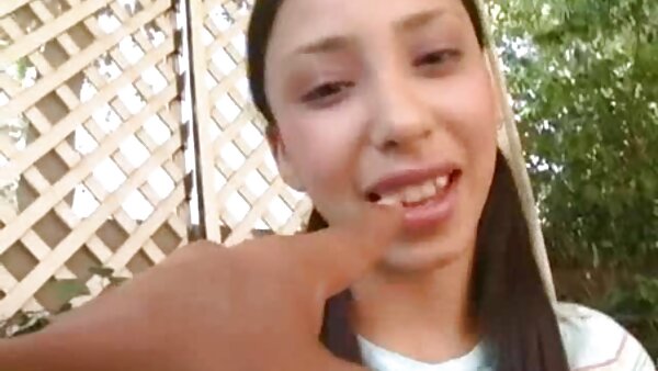 Впечатлива бринета девојка со масивни гради изведува божествен BJ во бањата