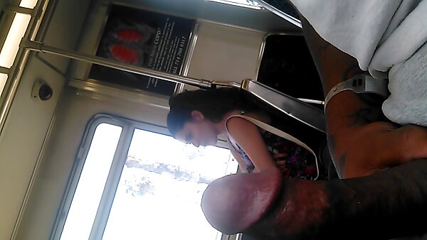 Клупавиот скитник бринета лакомо дува невешт колбас на нејзиниот маж