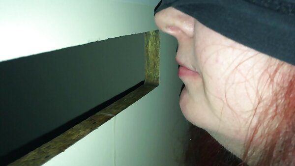 Гнасата русокоса со огромни гради ебе двајца напалени пичове во тројка