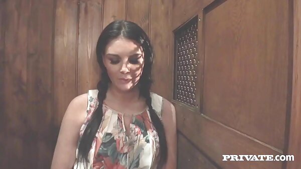 Прекрасната бринета MILF со крупни гради и кратки гради дава незаборавна глава