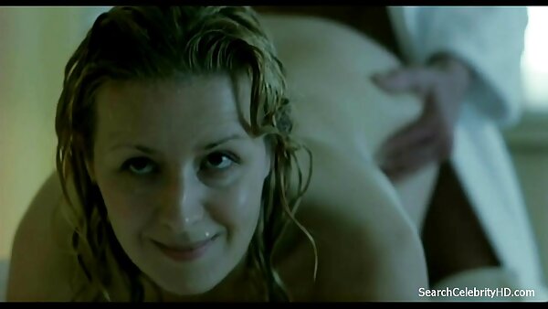 Бујна и секси транссексуалка со убав задник го ебе типот