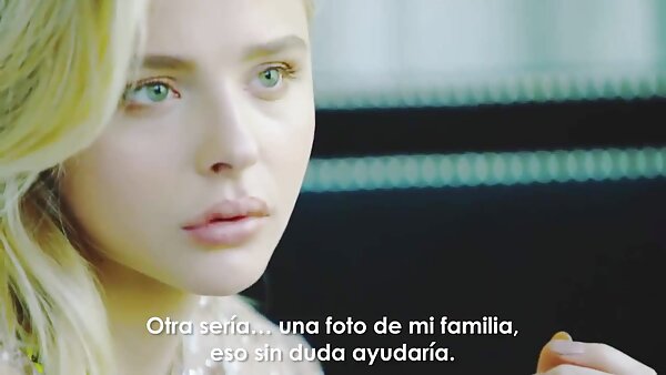 Голема газ бринета пиле доби нејзиниот ебам дупки полиран од страна на двајца брутални мажи тешко