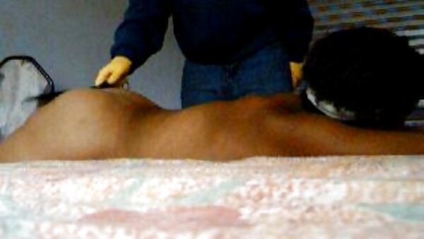 Користејќи огромно дилдо, две курви нимфоси се подготвени за полирање на анусите