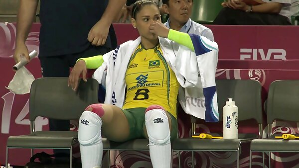 Бујниот аматер MILF страсно мастурбира во бањата