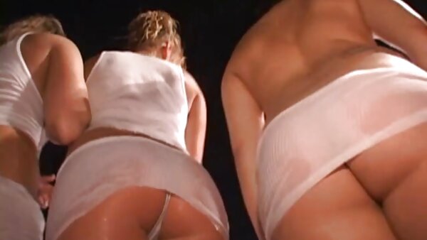 Само прекрасната бринета нимфона Миси Мартинез е експерт за работа на нозете