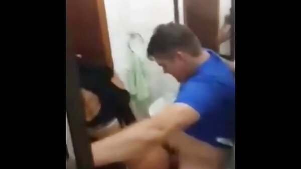 Секси бринета подава глава и се заебава одзади право во базен