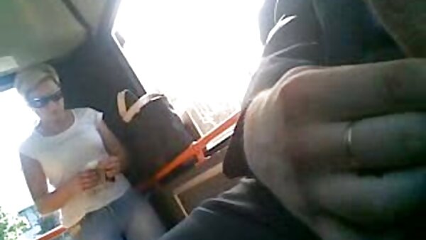 Соленото русоко бебе скока на цврстиот петел пред да му даде глава