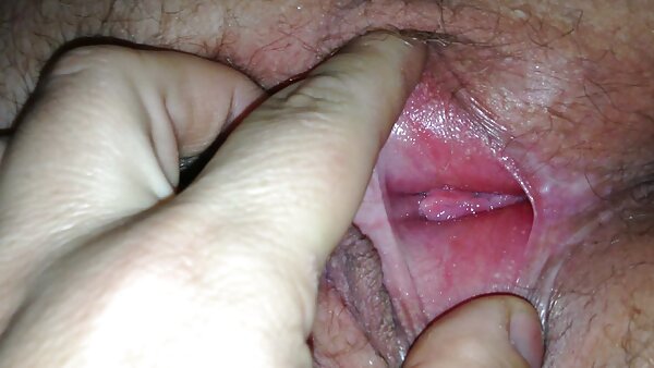 Телесната бринета тинејџерка изведува орални вештини за нејзиниот брутален БФ