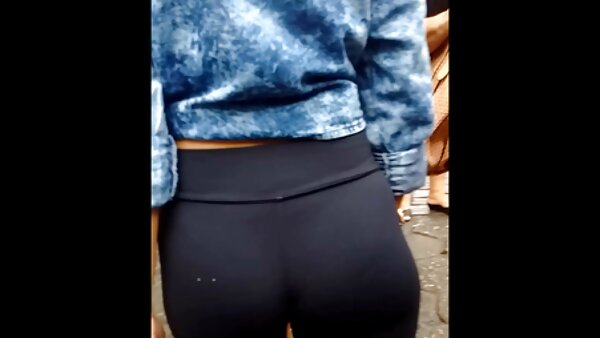 Убавиците со слатки гради заедно се бањаат со сапуница за да ги задоволат пичките