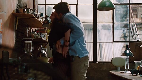 Ѓубрената црвенокоса кучка се препоти и неуредна на хардкор порно сцената со кучешки ебам