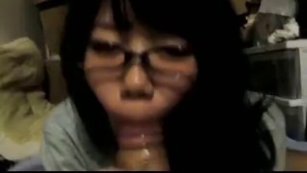 Дивите бледи бринети нимфоси добиваат процепи брутално заебани мисионерки (ФФМ)