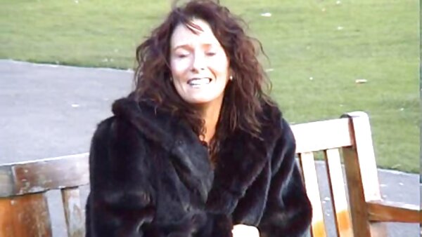 Долгоногата бринета курва ѝ прави длабоко парно грло на нејзината напалена обетка