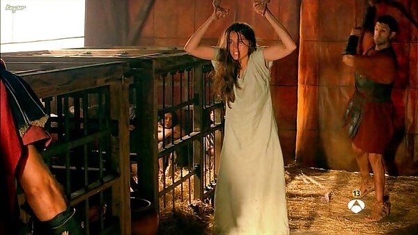 Правокоса пиле Лидија добива ѕиркаат кучешки тешко