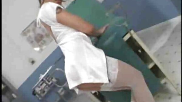 Краткокосата грда стара курва Ребека вози и цица кур во близина на базенот