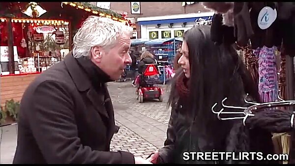 Секси јога убавици бринета уживаат во еротска масажа за задоволство