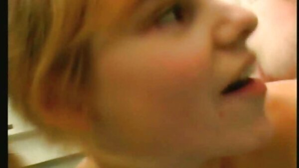 Брутално тетовиран колега силно го нападна жешкото маче на неговата слаба кучка одзади