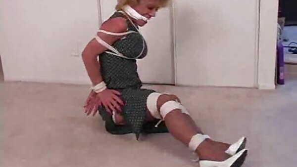 Бујната бринета девојка го заеба задникот рано наутро