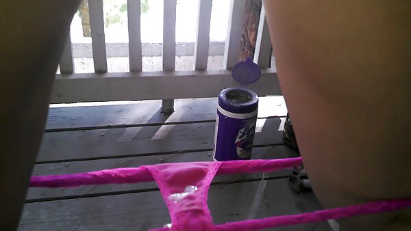 Возбудлива русокоса студентка силно ја тресна свежата ќелава пичка во кучешки стил