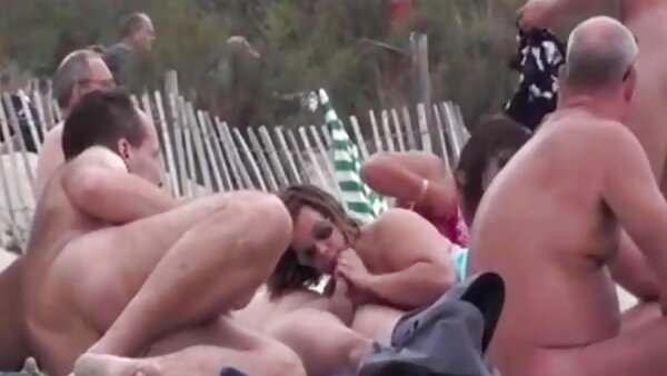 Откачена порно актерка Џенифер Вајт и Charity Bangs ебам во сцена со групен секс