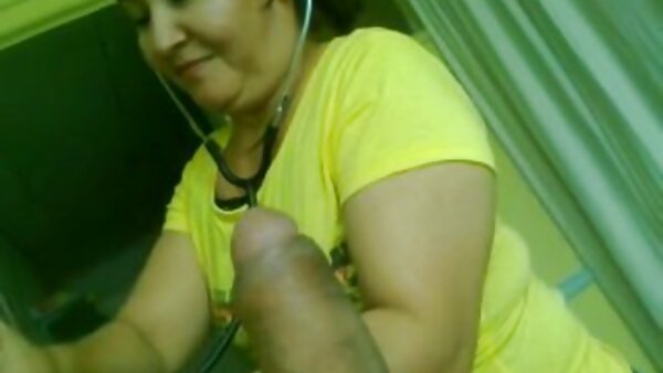 Бујна русокоса курва вози буцкасто латино пријателче во поза каубојка