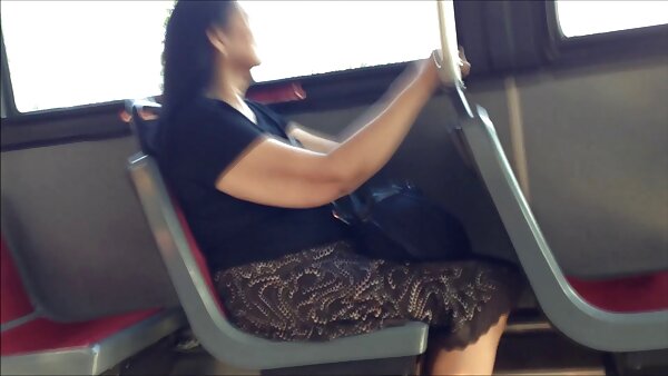 Секси и атрактивни темнокоси кучки се забавуваат со пријателот