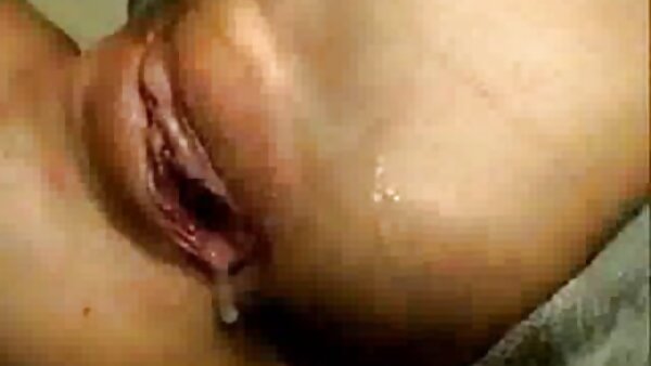 Големата бринета трупа доби кучешки удар силно на софата