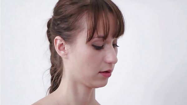 Лудо напалената пума со огромни бокали дава извонредна работа на камерата