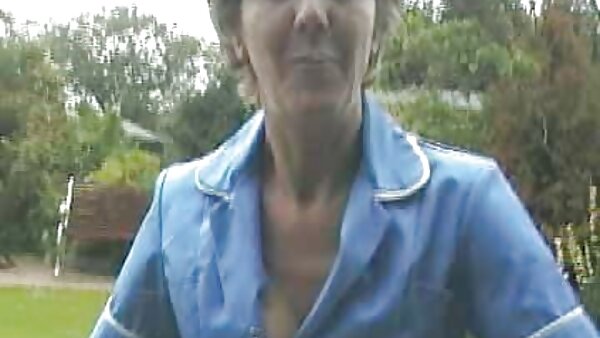 Навистина жешка и гнасна бринета со шипки Фреја се боцка одзади