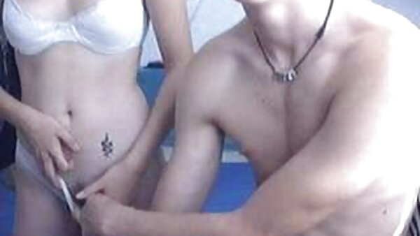 Бринета бомба скока на цврст кур во каубојски стил