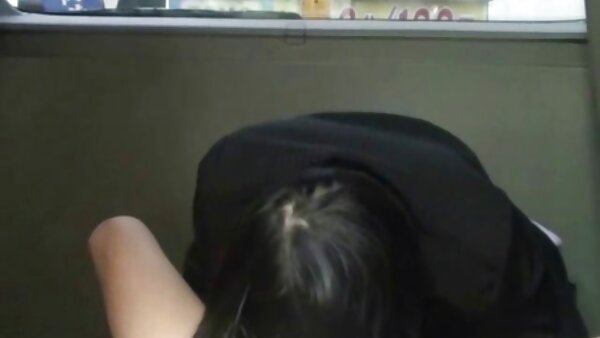 Бринетата нечистотија Кери сака да ја натера русата кучка со облини да ја натепа нејзината тупаница